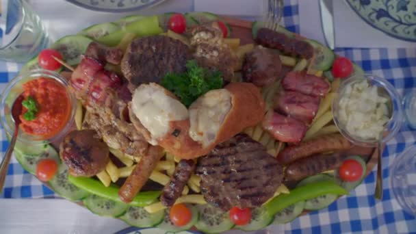 Overvloedig Grieks Voedselassortiment Vleesworstjes Frietjes Spek Sauzen Gebakken Arrangement Van — Stockvideo
