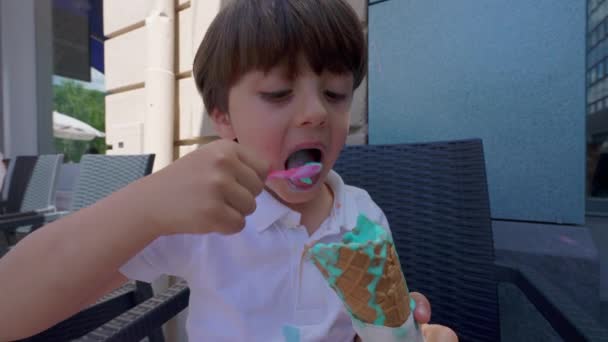 Malý Chlapec Během Slunečného Letního Dne Dopřává Pestrobarevný Kornout Zmrzliny — Stock video