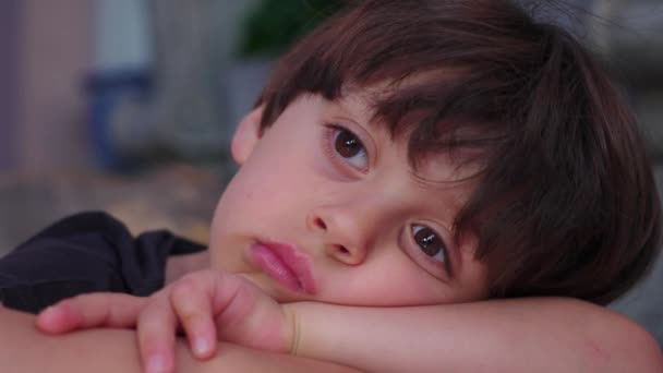 Портрет Отчаявшегося Ребенка Глубоко Мышлении Глядя Вдаль Задумчивым Созерцательным Выражением — стоковое видео