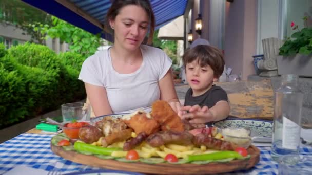 Мать Ребенок Едят Обильную Греческую Тарелку Еды Столом Ресторана Люди — стоковое видео