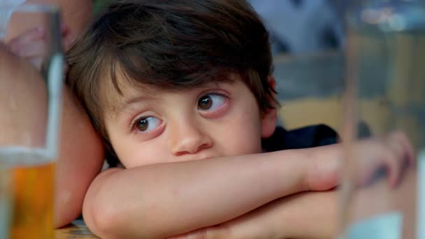 Introspectieve Kind Staren Verte Verzonken Diepe Dagdromen Stille Reflecties Verveelde — Stockvideo