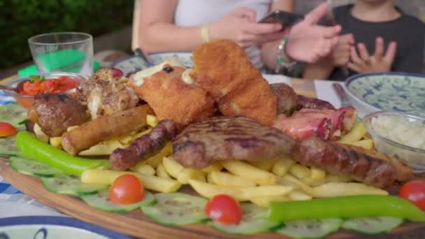 Śródziemnomorskie Greckie Jedzenie Wystawie Przy Stole Restauracyjnym Różnych Potraw Mięsa — Wideo stockowe