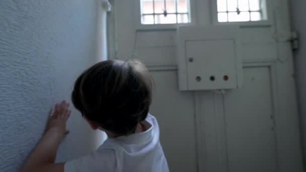 Liten Pojke Öppnar Ytterdörren Och Kliver Stadens Gata Barn Sträcker — Stockvideo
