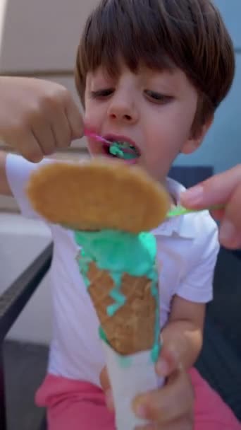 Malý Chlapec Během Slunečného Letního Dne Dopřává Pestrobarevný Kornout Zmrzliny — Stock video