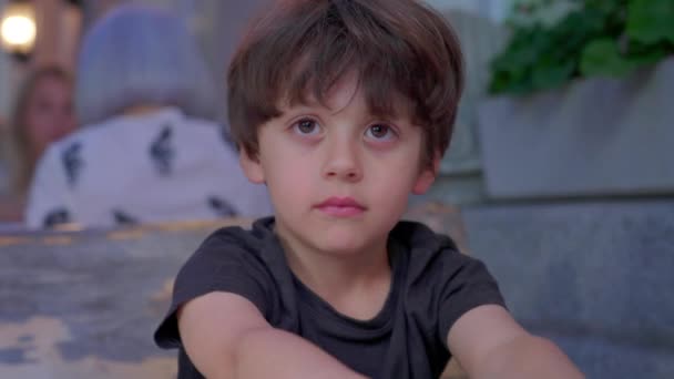 Βαριέται Μικρό Αγόρι Κοντινό Του Πρόσωπο Δείχνει Πλήξη Καθισμένο Στο — Αρχείο Βίντεο