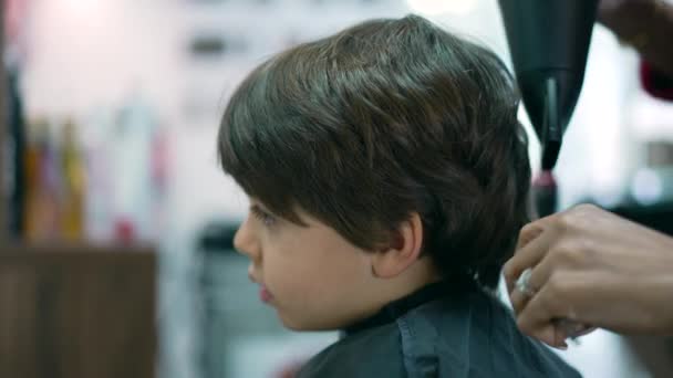 Profesyonel Kuaför Kuaförünün Kuaförde Saçlarını Kurutup Taraması Küçük Çocuk Saçını — Stok video