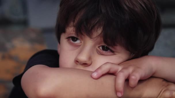 Lyhörd Tankfull Liten Pojke Stirrar Fjärran Kontemplativ Introspektiva Känslor Förlorad — Stockvideo
