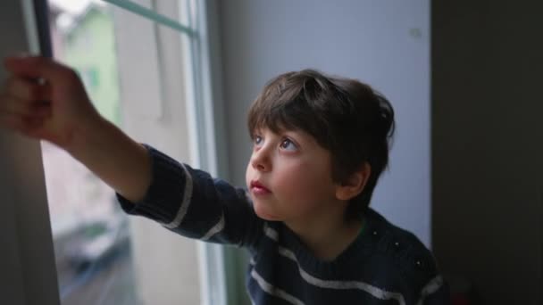 アパート2階から窓を開けたいと思っている小さな男の子のノブ 子供の安全上の懸念 セキュリティ防止 — ストック動画