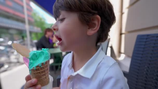 Băiețelul Mănâncă Con Înghețată Colorat Afară Trotuarul Magazinului Fața Profilului — Videoclip de stoc