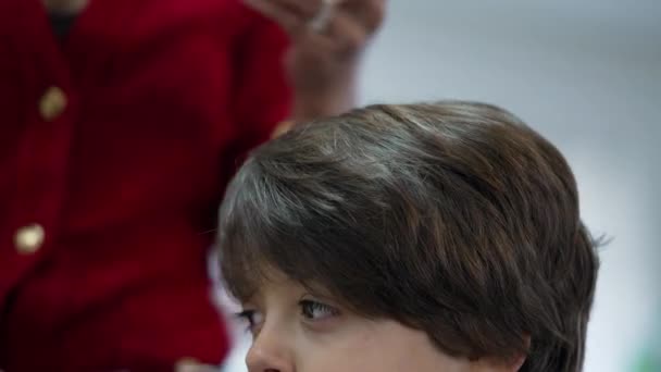 Çocuk Profesyonel Kuaförde Saçını Kestiriyor Bakımlı Küçük Çocuk — Stok video