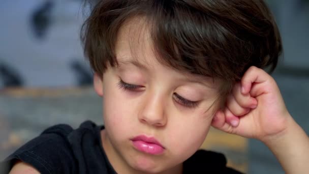 Κοντινό Παιδικό Πρόσωπο Βαριεστημένη Έκφραση Θλιβερό Μικρό Αγόρι Παλεύει Την — Αρχείο Βίντεο