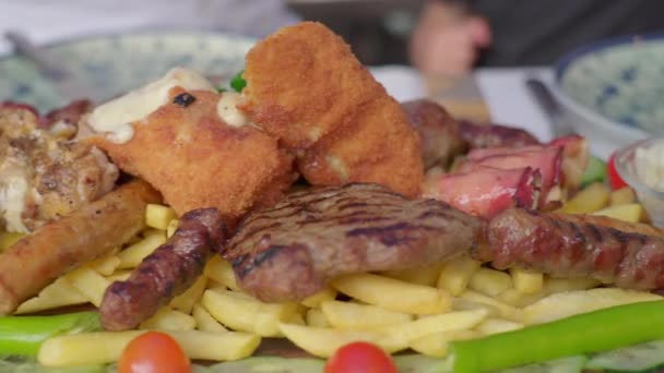 Mostra Culinária Grega Propagação Vibrante Carnes Legumes Batatas Fritas Mesa — Vídeo de Stock