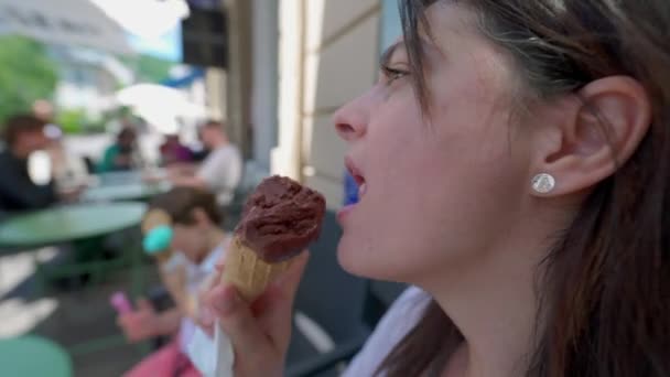 Donna Che Mangia Gelato Cioccolato Cono Salotto Negozio Strada Persona — Video Stock