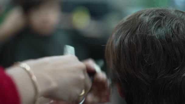 Dítě Nechává Ostříhat Kadeřnictví Profesionální Kadeřník Stříhání Česání Vlasů Malého — Stock video