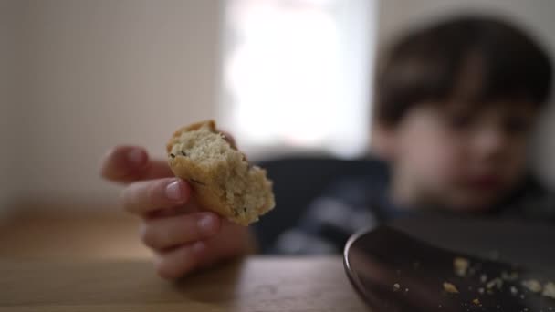 小手抓取面包的特写 儿童抓取小麦类食物 — 图库视频影像