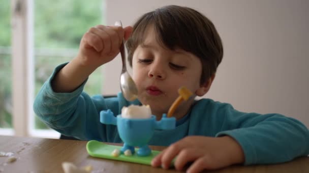 Enfant Mangeant Oeuf Dur Mou Pour Petit Déjeuner Avec Cuillère — Video