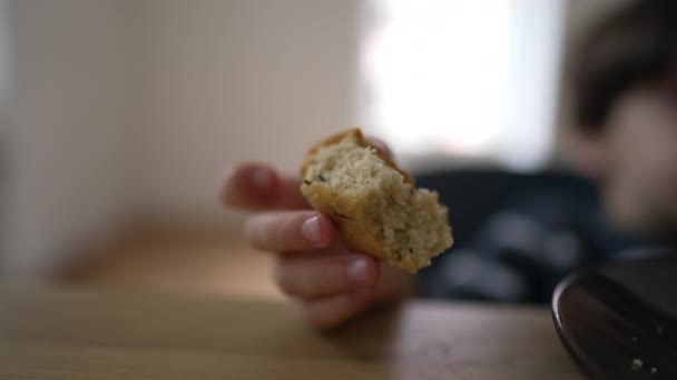 Närbild Barn Hand Håller Bit Bröd Barn Utfodring Kolhydrat Mat — Stockvideo