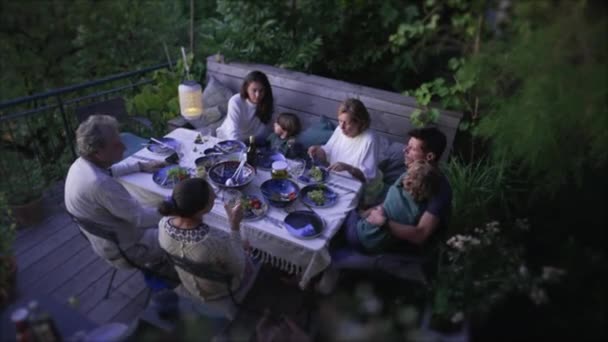 一緒に食事を食べる夕食テーブルに集まった家族 — ストック動画