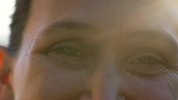 Одна Радостная Женщина Закрывает Глаза Макро Объективе Улице Солнечной Вспышкой — стоковое видео