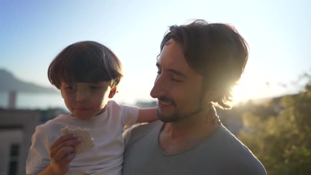 快乐的父亲抱着儿子站在外面的大自然 子女与父母在一起的肖像 — 图库视频影像
