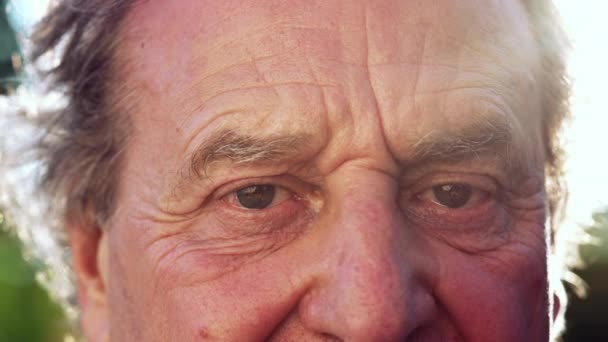 Zblízka Starší Muž Přivřené Oči Stojící Venku Makro Detailní Záběr — Stock video