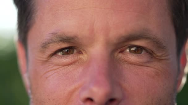 Kameraya Bakan Yaşlardaki Bir Adamın Makro Gözlerini Kapat Erkek Insan — Stok video