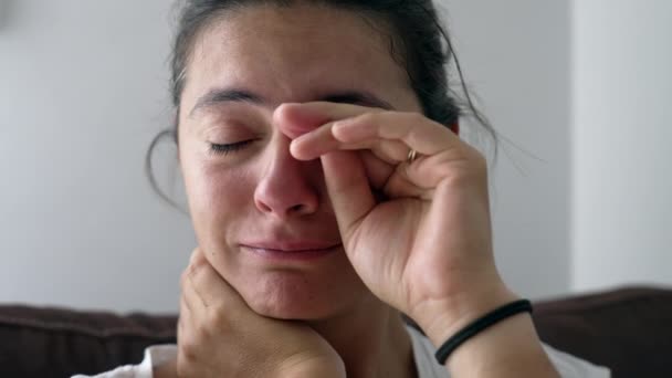 Retrato Una Mujer Deprimida Limpiando Lágrimas Tiempos Difíciles Primer Plano — Vídeos de Stock