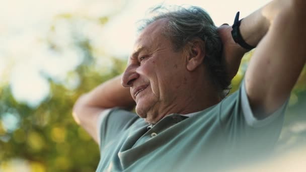 Starší Muž Odpočívající Venku Užívající Důchod Šťastný Dospělý Muž Let — Stock video
