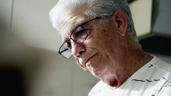 Egy Depressziós Öregember Becsukja Szemét Megbánást Bánatot Érez Szomorú Idősebb — Stock Fotó