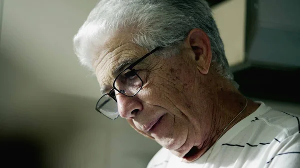 Depressziós Idős Férfi Szomorú Arckifejezéssel Miközben Mobilt Tart Kezében Közelkép — Stock Fotó