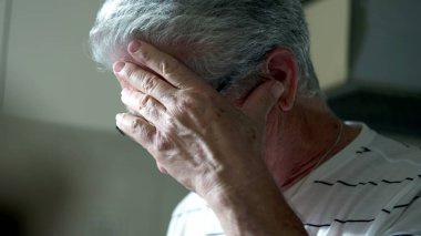 Endişeli son sınıf öğrencisi, içeriği okurken gergin hissediyor. Yaşlı, beyaz saçlı, çileden çıkmış bir adamın samimi yüzü.