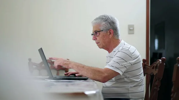 Zdenerwowany Staruszek Przed Komputerem Który Musi Płacić Samochód Siedząc Domu — Zdjęcie stockowe