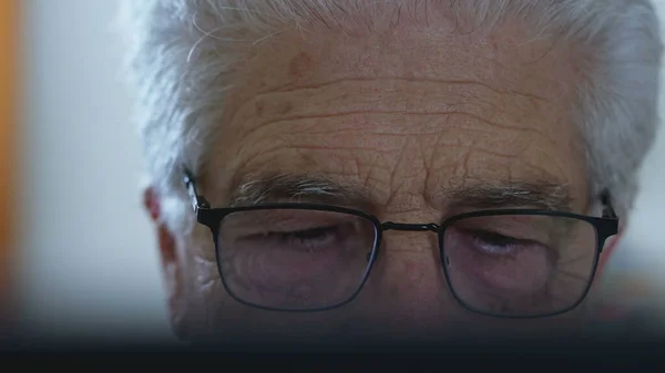 Skupiony Starszy Pan Noszący Okulary Czytania Studiujący Ekran Skoncentrowany Mężczyzna — Zdjęcie stockowe