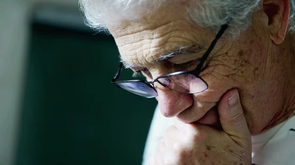 Tankeväckande Senior Man Funderar Lösning Med Hand Haka Kontemplativ Pensiv — Stockfoto