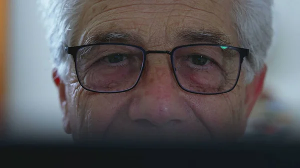 Skupiony Starszy Pan Noszący Okulary Czytania Studiujący Ekran Skoncentrowany Mężczyzna — Zdjęcie stockowe