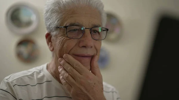 Starszy Człowiek Przed Ekranem Komputera Wykorzystujący Nowoczesną Technologię Siwe Włosy — Zdjęcie stockowe