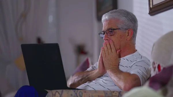 Zaniepokojony Seniorem Przed Laptopem Zaabsorbowanym Sfrustrowanym Wyrażeniem Siwe Włosy Osoby — Zdjęcie stockowe