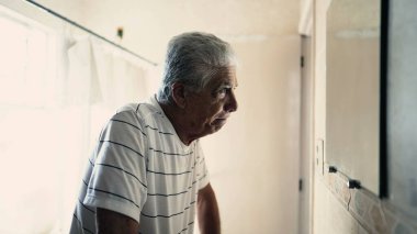 Depresyondaki son sınıf öğrencisi lavabonun yanında dikilip aynadaki yansımasına bakıyor. Üzüntü ve pişmanlıkla mücadele eden yaşlı kişi