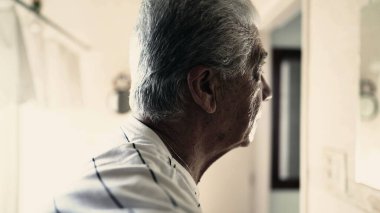 Banyodaki ayna yansımasına bakan son sınıf öğrencisi. Yaşlı beyaz saçlı, kendine bakıyor.