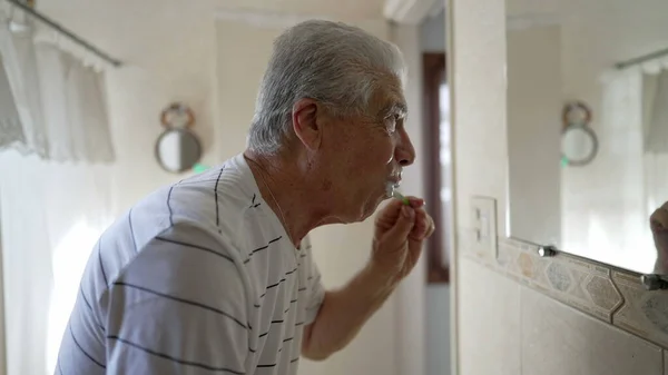 Повседневная Бытовая Сцена Пожилого Человека Чистящего Зубы Часть Утренней Рутины — стоковое фото