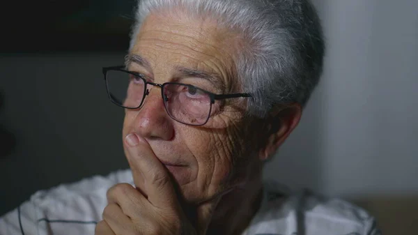Zamyślony Starszy Mężczyzna Kontemplacyjnym Spojrzeniem Starsza Siwowłosa Osoba Przenikliwymi Emocjami — Zdjęcie stockowe