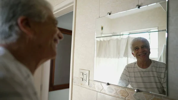 ハッピーシニア 彼自身の浴室の反射笑顔を見つめている ポジティブな性質で一日を始める高齢者 — ストック写真