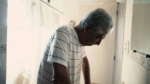 Homem Idoso Deprimido Junto Lavatório Banheiro Olhando Para Seu Próprio — Fotografia de Stock