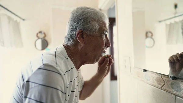 Sênior Rotina Manhã Escovando Espelho Enquanto Olha Para Seu Próprio — Fotografia de Stock