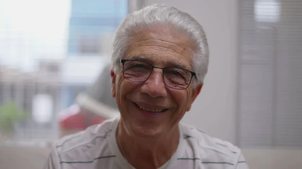 Kameraya Gülümseyen Yaşlı Bir Adamın Portresi Onaylayan Konuşma Dikkatle Dinleyen — Stok fotoğraf