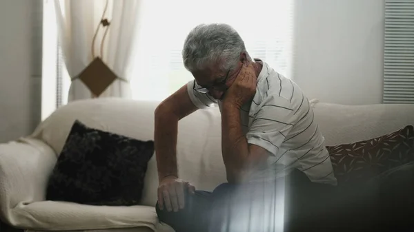 Senior Man Doświadczanie Frustracji Niepokoju Samotny Domu Szczerej Scenie Siedzi — Zdjęcie stockowe