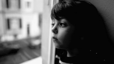 Can sıkıntısı ve yalnızlık çeken, dışarı çıkmak isteyen pencereye yaslanan, sosyal izolasyona hapsolmuş, çocuklukta depresyona girmiş,