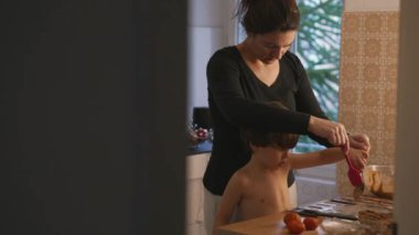 Samimi Anne ve Çocuk Evde Birlikte Yemek Yapıyor, Otantik Gerçek Yaşamda Pasta Yemeği Hazırlıyor Aile içi Ebeveynlik Sahnesi