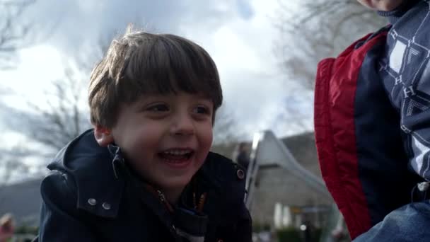 Niño Divierte Parque Infantil Tiovivo Durante Temporada Otoño Otoño Primer — Vídeo de stock
