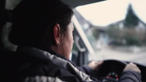 转向妇女集中在公路上的新开端场景 女司机手握车辆方向盘的后背 — 图库视频影像